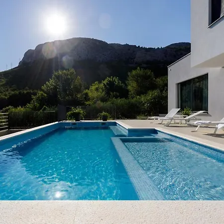 Modern Villa Elia With 40Sqm Heated Pool, 3 Bedrooms, And Split City Views-3